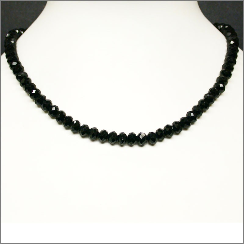 Collier spinelle noir pastilles facettées 42cm